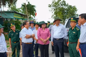 西宁省领导在边境乡滨桥乡进行实地考察。图自越通社