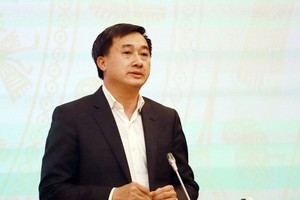 暂停卫生部副部长陈文舜职务。
