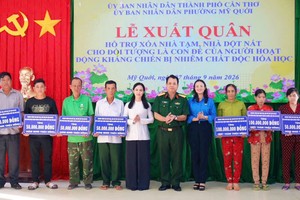芹苴市美贵坊为受化学毒剂影响的参与抗战活动人士子女开展清除临时住房与危旧房辅助行动的出动仪式。