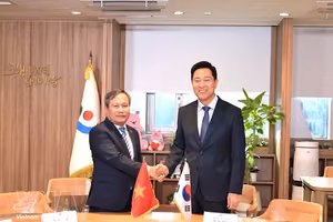 河内市人委会主席武大胜与首尔市市长吴世勋。图自越通社