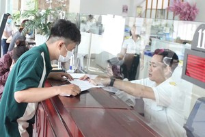 市民在胡志明市税务机关办理税务手续。图：梅华