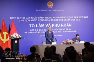 越南党中央总书记、国家主席苏林会见越南驻俄罗斯大使馆工作人员及旅俄越南人代表。图自越通社
