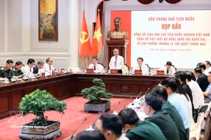 国家主席办公厅副主任艮廷才主持新闻发布会。