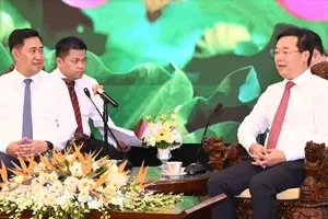 党中央委员、胡志明市市委常务副书记黎国峰会见阿伦赛·苏纳拉同志。图：越勇