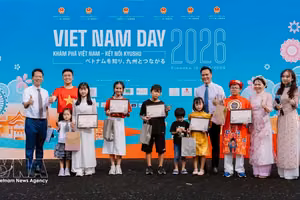 组委会代表乡参加越南日活动的小朋友赠送礼物。图自越通社