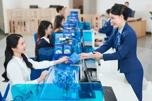胡志明市一家银行办理业务。（图：廷宝）
