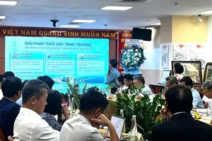 胡志明市工商厅与各企业协会举行对话，协助企业解决困难。（图：爱云）