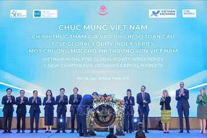 财政部长吴文俊敲响铜锣，标志着越南股市正式纳入富时全球股票指数系列（FTSE GEIS）的新兴市场指数。（图：黎东／越通社）