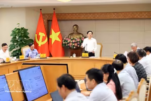 越南政府副总理胡国勇主持召开会议，与若干部委及行业就《土地法》（修正案）草案进行讨论。图自越通社