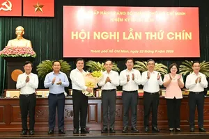 胡志明市市委常务同志们祝贺阮生日新同志。图：越勇