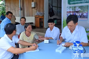 第74经济国防团为柬埔寨民众开展义诊发药活动。图自人民军报