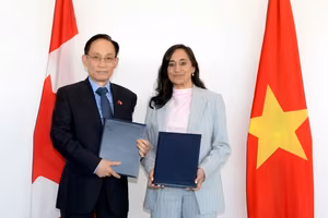 越南外交部长黎怀忠与加拿大外交部长阿妮塔·阿南德举行会谈。（越南外交部供图）