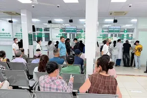 人们在医疗单位诊治病。图：八.十九医院