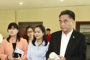 胡志明市人委会常务副主席阮禄河在会议期间参观展览展摊。图：黎春