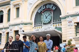 胡志明市中心邮政局一直是越南国内外游客青睐的旅游景点。图：越通社
