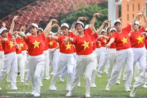 河内市老年人协会启动2026年老年人行动月，并以参与老年人数量最多的广场舞表演创下越南纪录。图自越通社