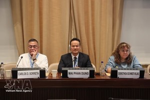 越南常驻日内瓦代表团团长梅潘勇大使主持座谈会。图自越通社