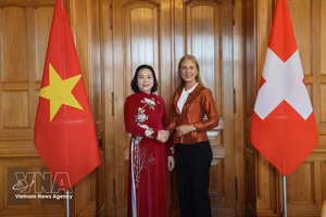 国会副主席阮氏清与瑞士国民院第一副议长卡佳·克里斯特。图自越通社
