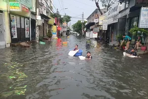 胡志明市平兴和坊14号路严重受淹，尽管降雨仅持续约1小时。图：坚强
