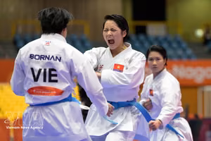 9月22日，越南运动员在2026年亚运会空手道女子团体项目决赛中对阵伊朗队。图自越通社