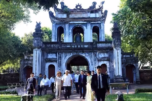 巴拿马总统穆利诺及夫人参观文庙-国子监。图自越通社