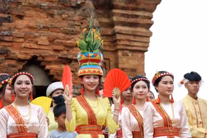 庆和省占族少女沉浸在卡特节欢乐喜庆的氛围中。图片来源：越通社