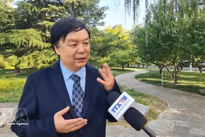 北京外国语大学东南亚研究中心主任米良教授在越南国会主席陈青敏访华前夕接受采访。图自越通社