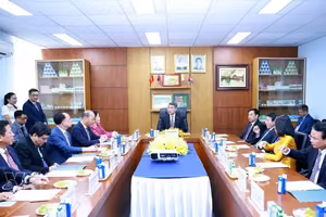 黎明兴总理与Vinamilk股份公司领导举行工作会谈。图自越通社