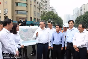 党中央总书记、国家主席苏林检查经过纸桥坊的2.5环路项目。图自越通社