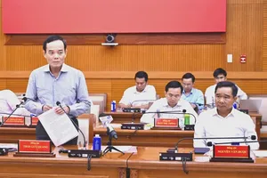 胡志明市市委书记陈留光主持与Becamex工业投资与发展集团的工作会议。图：文明