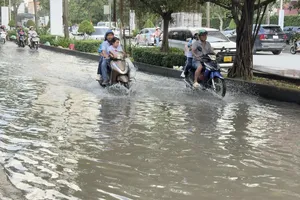 胡志明市多处低洼地区因潮汐受淹