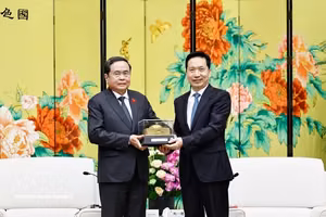 越南国会主席陈青敏向陕西省委书记赵一德赠送纪念品。图自越通社