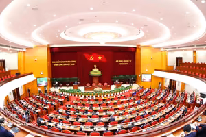 越南共产党第十四届中央委员会第四次全体会议讨论了《旨在服务国家快速可持续发展的重点行业与领域人才引进、使用及培养国家战略》提案。图自越通社