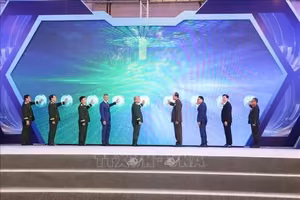 组委会代表出席展会开幕仪式。图自越通社