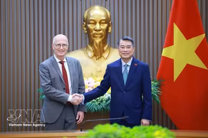 越南政府总理黎明兴会见德国汉堡市市长彼得•琛彻尔。图自越通社
