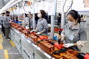 越南兴安省太瑞乡Keystone Electrical越南工厂项目的工人正在生产手持式电动工具 。图自越通社