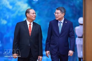 越南政府总理黎明兴会见老挝人民革命党中央政治局委员、中央书记处常务书记维莱·拉坎丰。图自越通社
