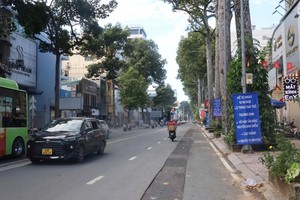 胡志明市阮氏明开街施工建设地铁2号线期间的交通调整通告。图片：国雄