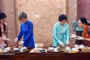 越南党中央总书记、国家主席苏林夫人吴芳璃与瑞士联邦主席夫人卡罗琳·帕姆兰共同体验了用传统草药制作热敷枕。图自越通社