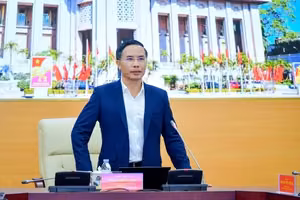 越南国家银行行长范德印主持了国家银行与46家商业银行的会议。图自Vietnam+