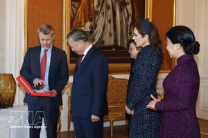 丹麦王国向越南党中央总书记、国家主席苏林授予崇高勋章。