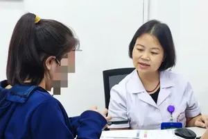 医生向患者咨询感染脑膜炎球菌的风险及预防方法。图：邓清