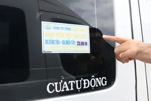全胜客运公司表示，识别正规营运车辆的其中一个方法是查看车门上是否张贴票价公示。图：成辉