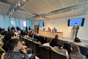 双边关系座谈会现场。图自越通社