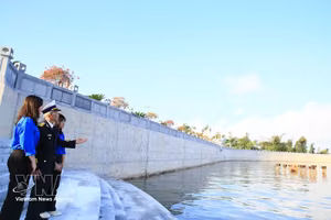 海上胡志明小道传统协会的老战士们向海防市涂山坊的青年团员讲述海上胡志明小道的传奇故事。图自越通社