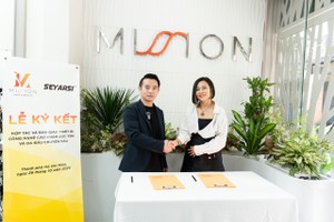 天兴药妆有限责任公司董事范氏兰英与SEYARSI品牌总经理兼联合创始人Aaron Xu先生在胡志明市MISSION HAIR & BEAUTY分店出席“美发及头皮深层护理高科技设备交付仪式”。