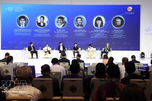出席“重新定位越南和东盟在全球价值链中的地位”分论坛的各位代表。图片：越通社
