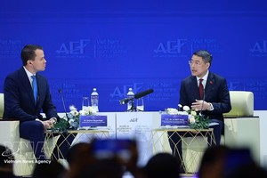 越南政府总理黎明兴与世界经济论坛（WEF）执行董事斯特凡·梅根塔勒进行对话。图自越通社