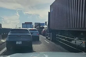 货车在胡志明市—忠良高速公路起火