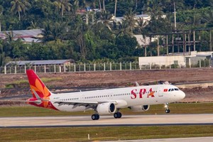 太阳富国航空公司的飞机降落在富国国际机场第二跑道上。圖：明国